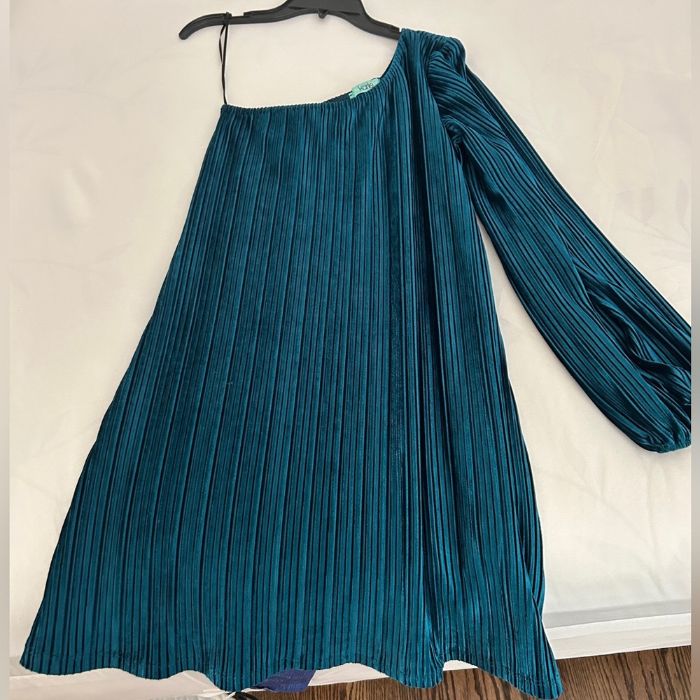 green velvet one shoulder cocktail dress